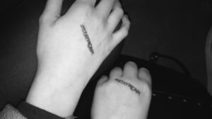 Foto che ritrae due mani con la scritta #StayMonk di un timbro